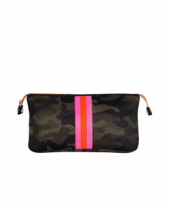 Haute Shore Accessories Kyle Toiletry Bag (Showoff)
